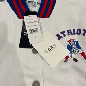 WEAR by Erin Andrews Women's Patriots White Bomber Jacket Medium